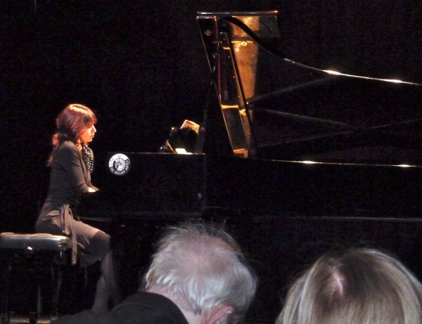 Lola Barroso interpreta al piano en el homenaje a Tomas Tranströmer